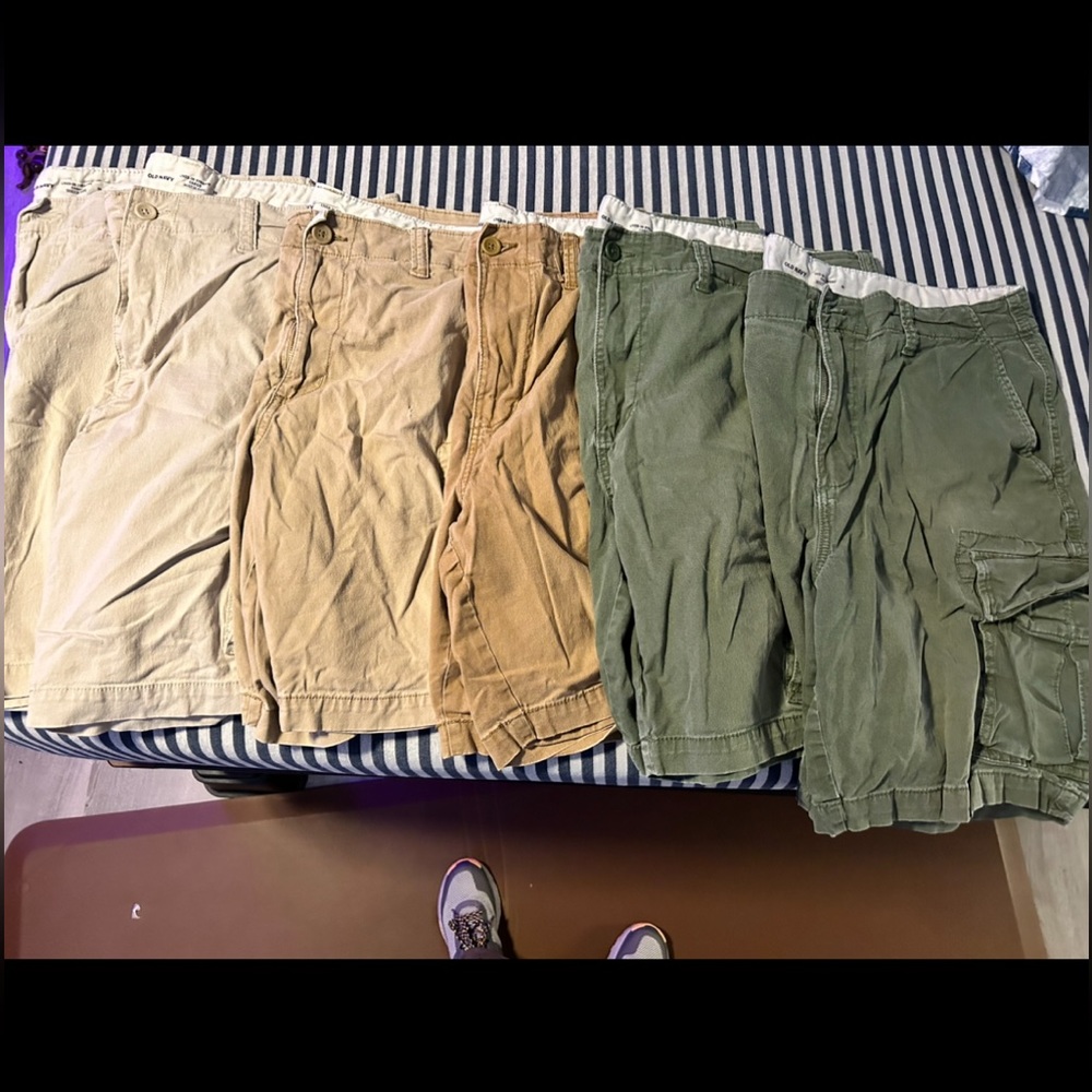 Men’s NEW relaxed fit cargo shorts. All size 36